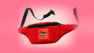 Pochete vermelha em plástico bolha colorido da Booolhas, feita para a Doritos no Lollapalooza, com a marca aplicada por patch
