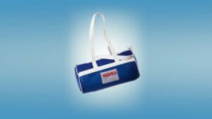 Bolsa em plástico bolha colorido azul da Booolhas, press kit do lançamento Haribo Sports Time, com a marca aplicada por patch